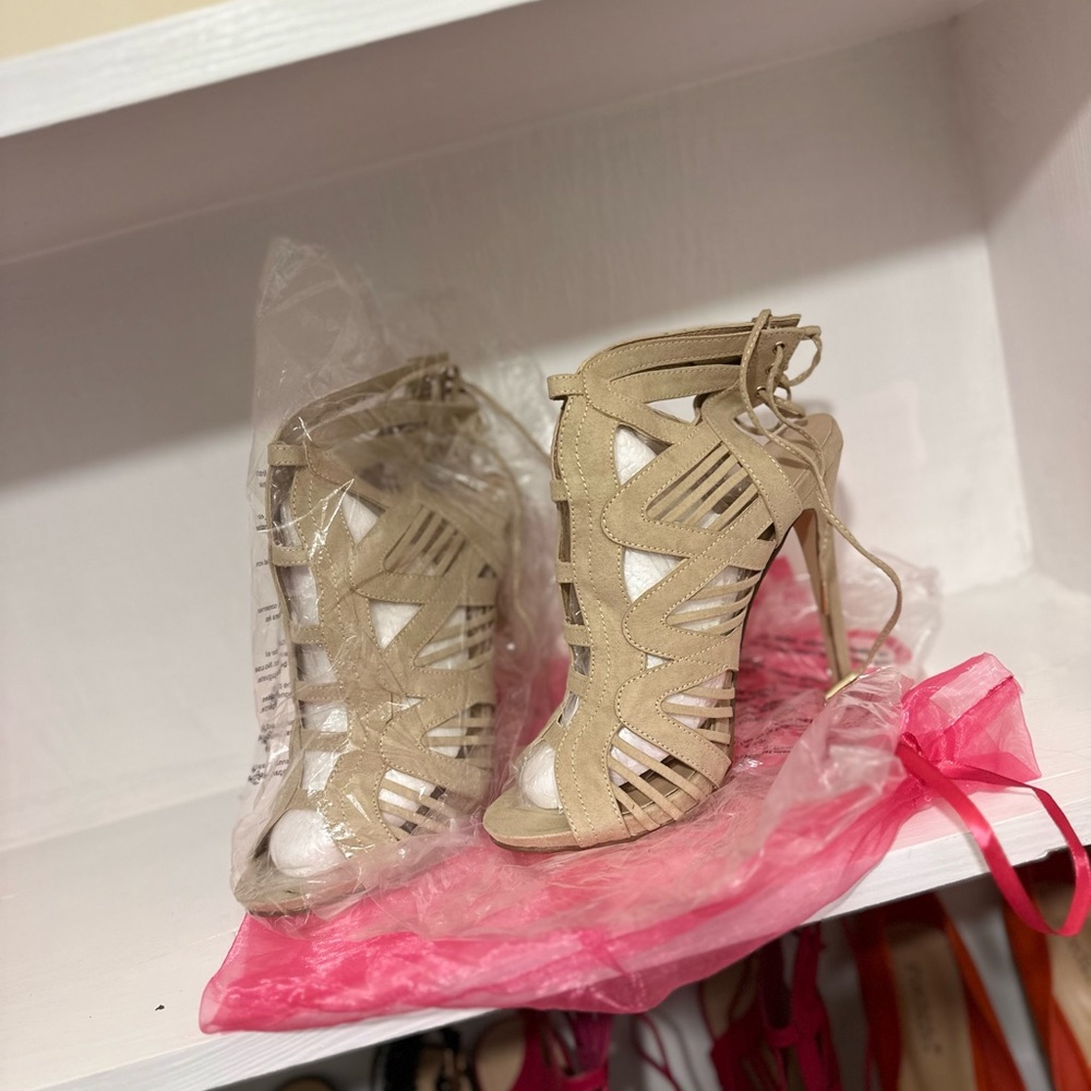 Fun sassy and sexy kaki heels 👠 come save them from my closet please